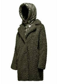 Olijfgroene jas met een gestructureerde, donzige buitenkant en een glanzende, gewatteerde capuchon. Kenmerkend zijn de kraag en het open ontwerp aan de voorkant.