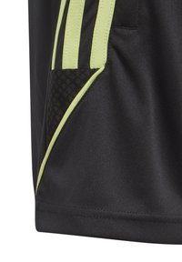 Pantalones cortos deportivos negros con rayas verde lima, que cuentan con un acento de bolsillo texturizado y un acabado de tela suave.