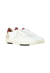 Sneaker bianche in pelle con superficie testurizzata, dettaglio in camoscio rosso sul tallone, punta forata, lacci piatti e suola nera in gomma.