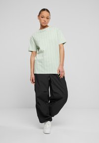 Karl Kani SMALL SIGNATURE OS  - Marškinėliai su spaudiniu - lightmint offwhite
