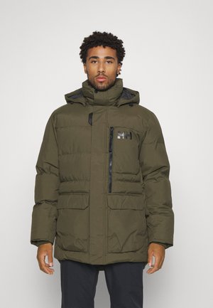 Gevoerde parka in olijfgroen met een hoge kraag, verstelbare capuchon, ritssluiting aan de voorkant en twee grote zijzakken. Voorzien van een logo-opnemen op de borst.