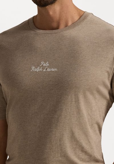 T-shirt en coton marron avec col rond, manches courtes, et logo "Polo Ralph Lauren" brodé en blanc sur la poitrine.