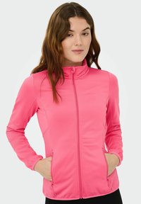 Giacca rosa con zip, colletto alto, maniche lunghe e due tasche laterali; realizzata in tessuto leggero e liscio con una sottile texture.