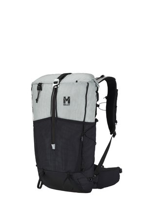 Sac à dos Millet gris clair et noir avec boucle supérieure, fermeture éclair frontale, bretelles rembourrées et ceinture de hanche, conçu pour une utilisation en plein air.