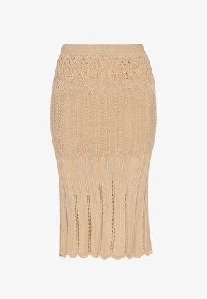 Bézs kötött ceruzaszoknya bordázott derékpánttal, bonyolult csipkeszerű mintákkal a felső részen és függőleges bordázott díszítéssel az alsó részen.