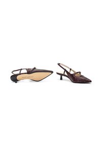 Zapatos de slingback con punta afilada, hechos de cuero burdeos con estampado de leopardo. Presentan un tacón bajo en bloque y una correa con un pequeño acento dorado.