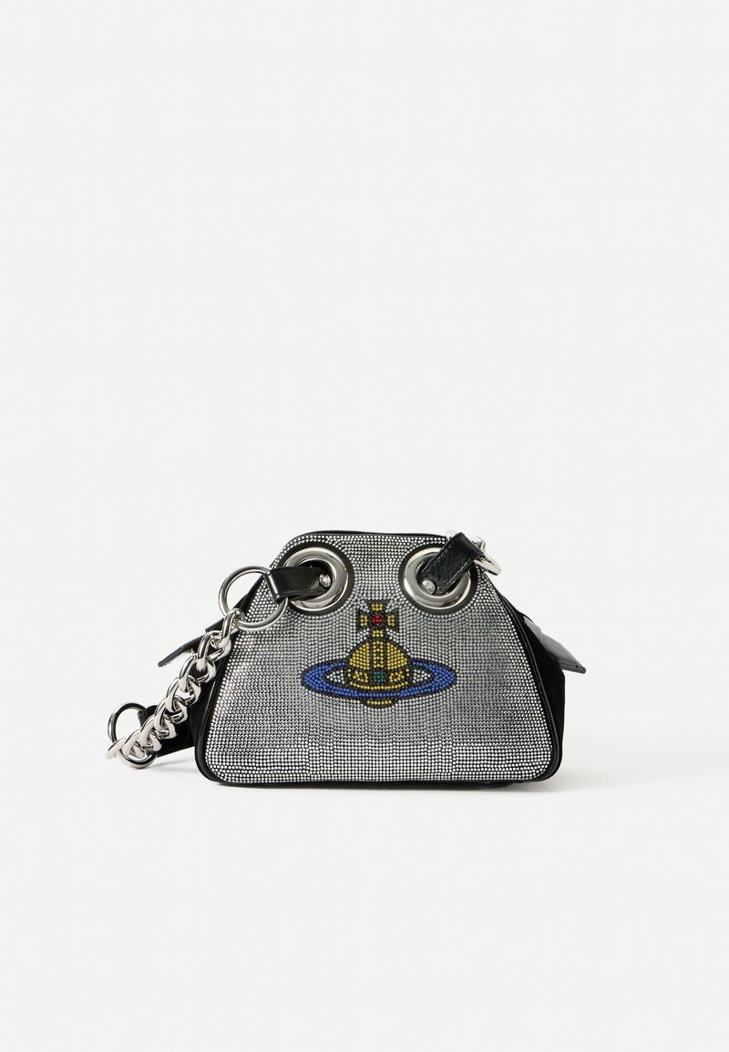 Sac en métal argenté avec des accents noirs, forme triangulaire, ornée d'un graphisme coloré représentant un vaisseau spatial, bandoulière en chaîne argentée et détails en œillets.