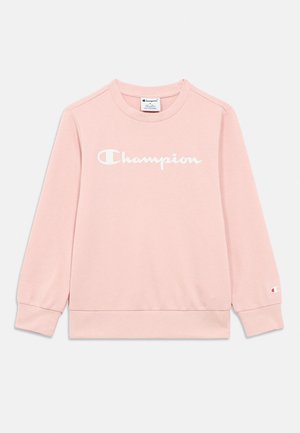 Felpa a maniche lunghe color rosa chiaro con scollo a girocollo, logo "Champion" bianco sul petto e piccolo logo sul polsino sinistro.
