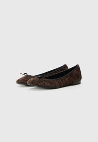 Bailarinas de estampado de leopardo con una suave textura de ante, diseño de punta afilada, acentos negros y un pequeño lazo en la parte delantera. Suela plana.