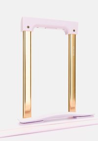 Cornice in metallo color oro con manico e dettagli in plastica rosa chiaro; design elegante e minimalista con forma rettangolare e superficie liscia.