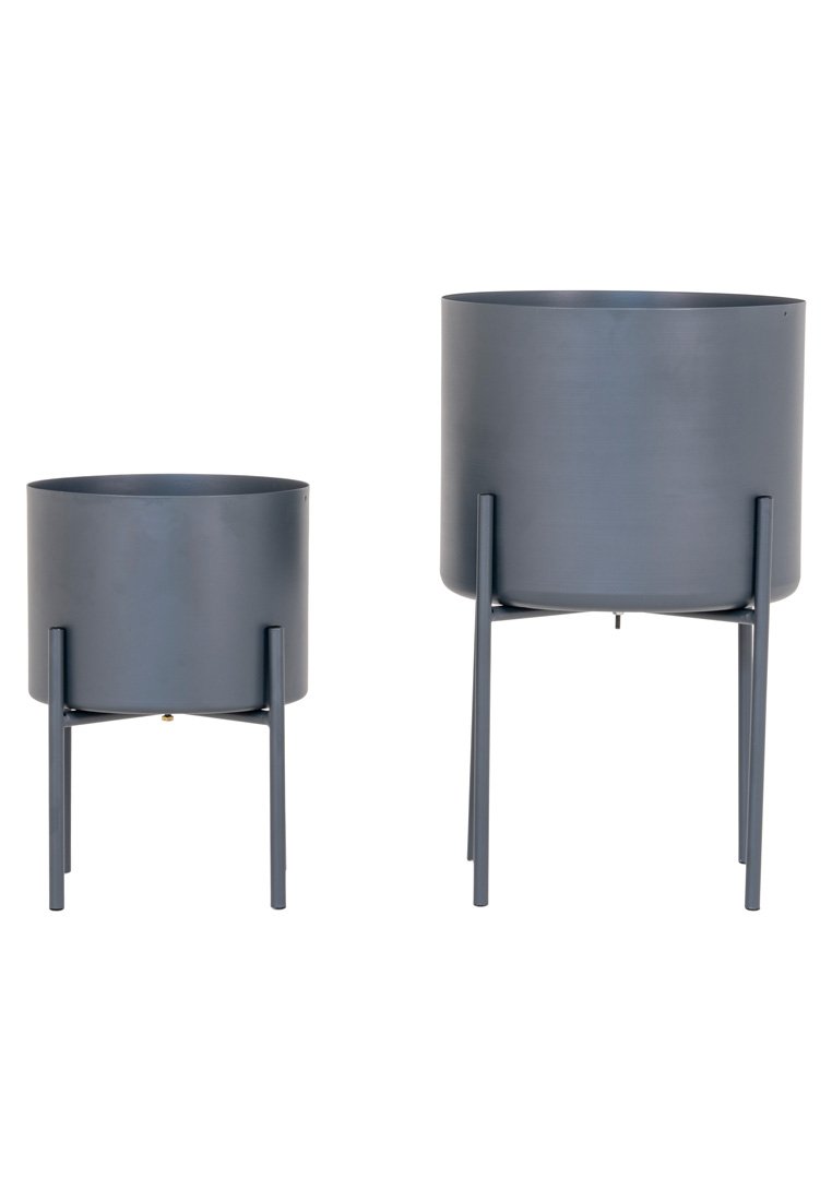 Set van twee cilindrische plantenpotten in donkergrijs metaal. De hogere pot heeft slanke poten; beide hebben een gladde, matte afwerking.