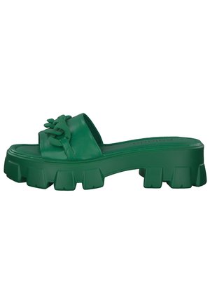Sandale slide épaisse verte avec semelle texturée épaisse et détail chaîne oversize sur la bride.