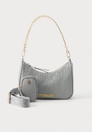 Sac à main gris Steve Madden avec anse chaîne dorée, petite pochette avant et bandoulière réglable en tissu avec impression du logo.
