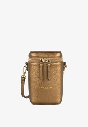 Borsa a tracolla in pelle marrone con texture, dotata di chiusura a zip, con dettagli in oro e tracolla rimovibile. Logo impresso sul frontale.