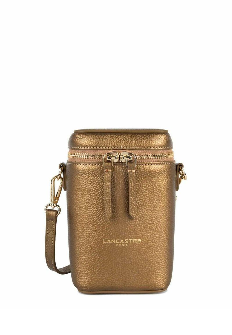 Borsa a tracolla in pelle marrone con texture, dotata di chiusura a zip, con dettagli in oro e tracolla rimovibile. Logo impresso sul frontale.