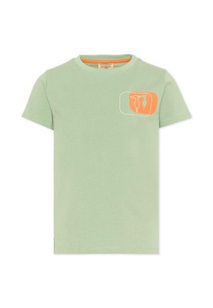 T-shirt verde chiaro a maniche corte con scollo rotondo e piccola grafica ricamata arancione e bianca con due forme astratte sul petto.