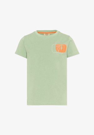T-shirt vert clair à manches courtes avec col rond et petit motif brodé orange et blanc, présentant deux formes abstraites sur la poitrine.