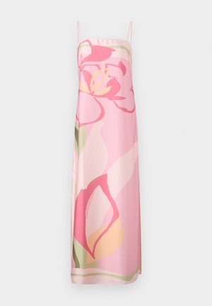 Różowa sukienka bez rękawów z kwiatowym wzorem w odcieniach różu, żółci i zieleni. Wykonana z gładkiego materiału o prostym kroju.