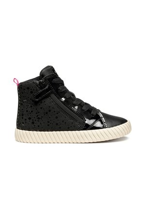 Baskets montantes noires avec un motif texturé, des accents brillants, un design à lacets, une fermeture éclair sur le côté et une semelle crème à nervures.