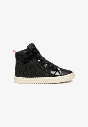 Zwarte high-top sneaker met een gestructureerd patroon, glanzende accenten, vetersluiting, zijrits en een ribbelige crème-kleurige zool.