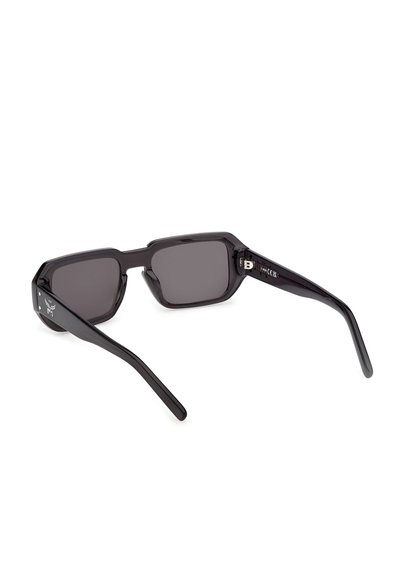 Lunettes de soleil rectangulaires noires avec des montures épaisses et des verres teintés foncés, vues en angle arrière sur fond blanc.