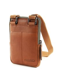 Hnědá kožená crossbody taška s dvěma horními popruhy, zipovým uzávěrem a texturovaným povrchem. Obsahuje logo a detail boční kapsy.