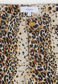 Pantalones de estampado de leopardo con una base beige, que presentan manchas negras y marrones. Cierre de botón con la etiqueta "SCALPERS" visible en la parte superior.