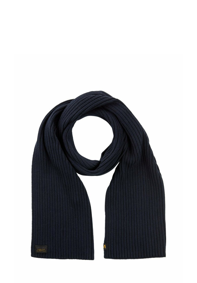 Écharpe côtelée bleu marine en tissu tricoté, avec une étiquette aux accents dorés à une extrémité. Le design est long et rectangulaire.