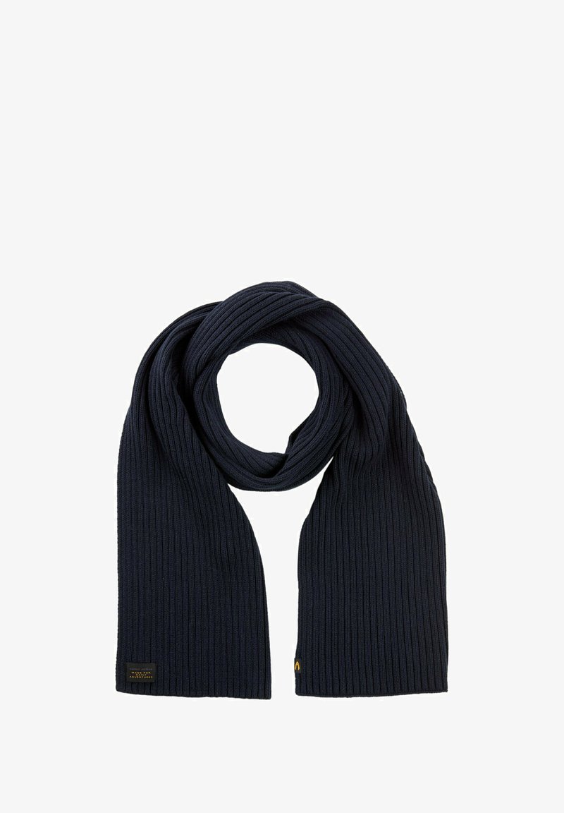 Écharpe côtelée bleu marine en tissu tricoté, avec une étiquette aux accents dorés à une extrémité. Le design est long et rectangulaire.