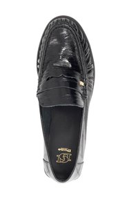 Zwarte leren loafer met een textuurafwerking, voorzien van een gestikte rand en een kleine gouden accent op de band.
