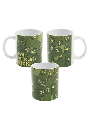 Tazze di ceramica bianca con diversi cetriolini verdi in stile cartone animato con volti, una con la scritta "I'M PICKLE RICK!" in lettere gialle.
