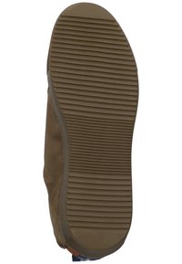 Semelle en caoutchouc marron avec des rainures horizontales, côtés en cuir marron clair cousus et un accent bleu près du talon. Texture douce, design décontracté.