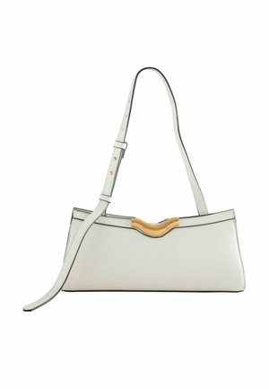 Geantă albă de piele cu un accent curbat auriu în partea de sus. Are o curea reglabilă și o margine contrastantă neagră de-a lungul cusăturilor.