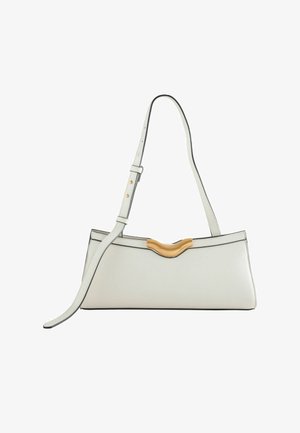 Valge nahast käekott, millel on ülaosas kaarduv kuldne aksent. Varustatud reguleeritava rihmaga ja kontrastse musta äärega õmbluste ääres.