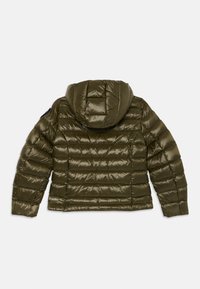 Maslinasto zeleni puffer jakna s kapuljačom, koja ima upečatljiv dizajn, sjajnu teksturu i elastične manšete. Nema vidljivih elemenata dizajna sprijeda.