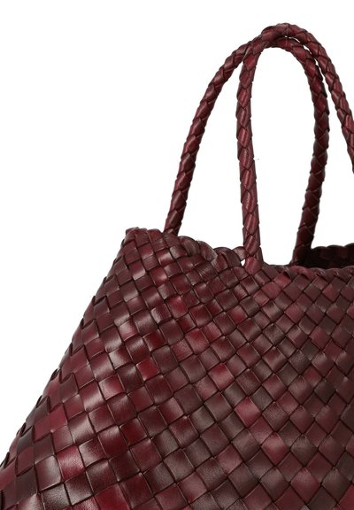 Borsa a spalla in pelle intrecciata di un profondo bordeaux con manici intrecciati. Presenta una superficie testurizzata, che mette in evidenza un motivo a griglia e bordi senza soluzione di continuità.