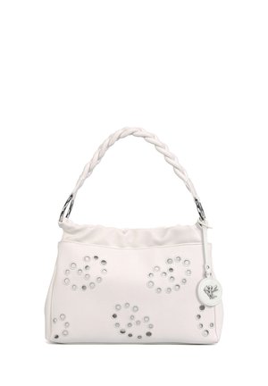 Borsa a mano in pelle bianca con manico intrecciato, motivi di perforazioni circolari e una targhetta rotonda in pelle con emblema metallico a forma di uccello.