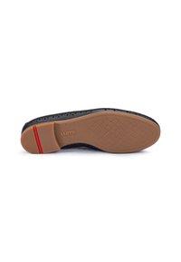 Suola in pelle nera con dettagli perforati, suola in gomma marrone e striscia rossa con logo del marchio coordinato. Superficie piatta e testurizzata.