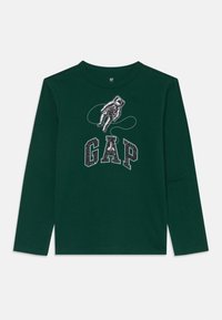 Langärmliges grünes T-Shirt aus Baumwolle mit einem Grafikdesign eines Astronauten und dem Text "GAP" in Weiß und Grau. Verfügt über einen Rundhalsausschnitt.