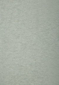 Vaaleanvihreä neulottu kangas, jossa on sileä rakenne ja hienovarainen kuvio. Pehmeä, keskipainoinen materiaali, joka sopii arkivaatteisiin.