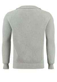 Pulover gri tricotat cu o textură ribbed și guler tip șal. Are mâneci lungi și un tiv ajustat. Vederea din spate arată linii clare și fără embellishments.