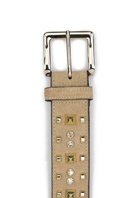 Beige suede riem met gouden en zilveren studs en edelsteenaccenten, met een zilveren metalen gesp en contrasterende zwarte randstiksels.