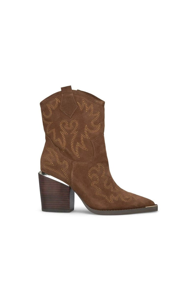Botines de ante marrón con punta afilada, que presentan adornos bordados y un tacón de madera apilada. Altura de cinco pulgadas, con elementos de diseño western.
