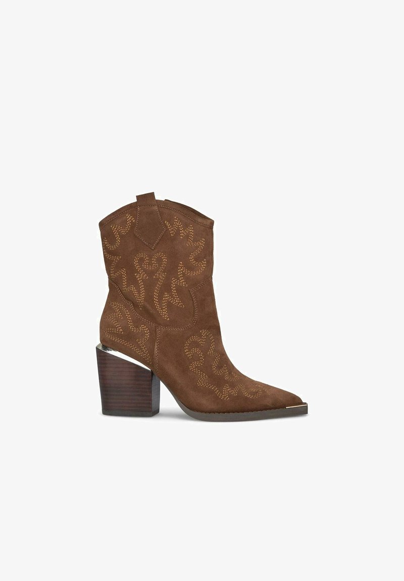 Braune Wildleder-Ankle Boots mit einer spitzen Zehe, verziert mit gestickten Akzenten und einem gestapelten Holz-Absatz. Fünf Zoll hoch, mit westlichen Designelementen.