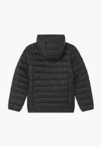 Giacca a vento nera con cappuccio, caratterizzata da baffi orizzontali cuciti, una tasca frontale con zip sul lato sinistro e una texture liscia.