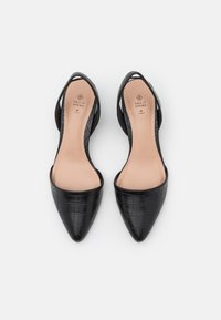 Ballarinas negras de piel vegana con punta afilada, patrón croc acabado texturizado, lados abiertos y una plantilla suave en tono nude con la marca.