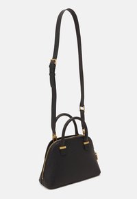 Sac à main structuré noir avec fermeture éclair et ferrures dorées, doté de deux poignées courtes et d'une bandoulière longue réglable.