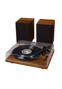 Platine en bois avec un couvercle transparent, disques vinyle noir, deux haut-parleurs marron, accents argentés et bras de lecture noir, avec un design circulaire sur le disque.