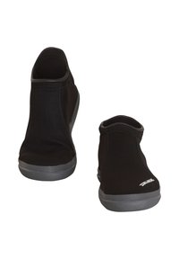 Scarpe nere in neoprene con un design snello. Presentano una silhouette a taglio basso, suola in gomma grigia testurizzata e dettagli cuciti.