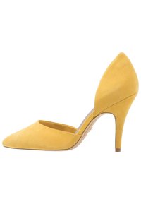Scarpa con tacco alto in camoscio giallo, con punta appuntita, lati aperti e tacco a spillo. Il tacco è alto circa 10 cm.